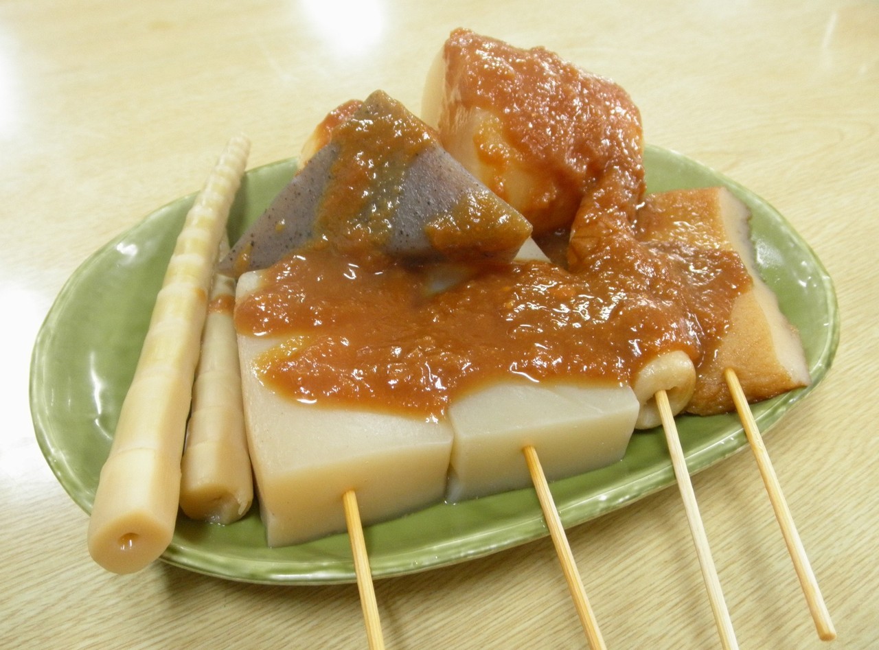 根曲がりだけやこんにゃく、大根、さつま揚げに、しょうが味噌をかけた青森のおでん