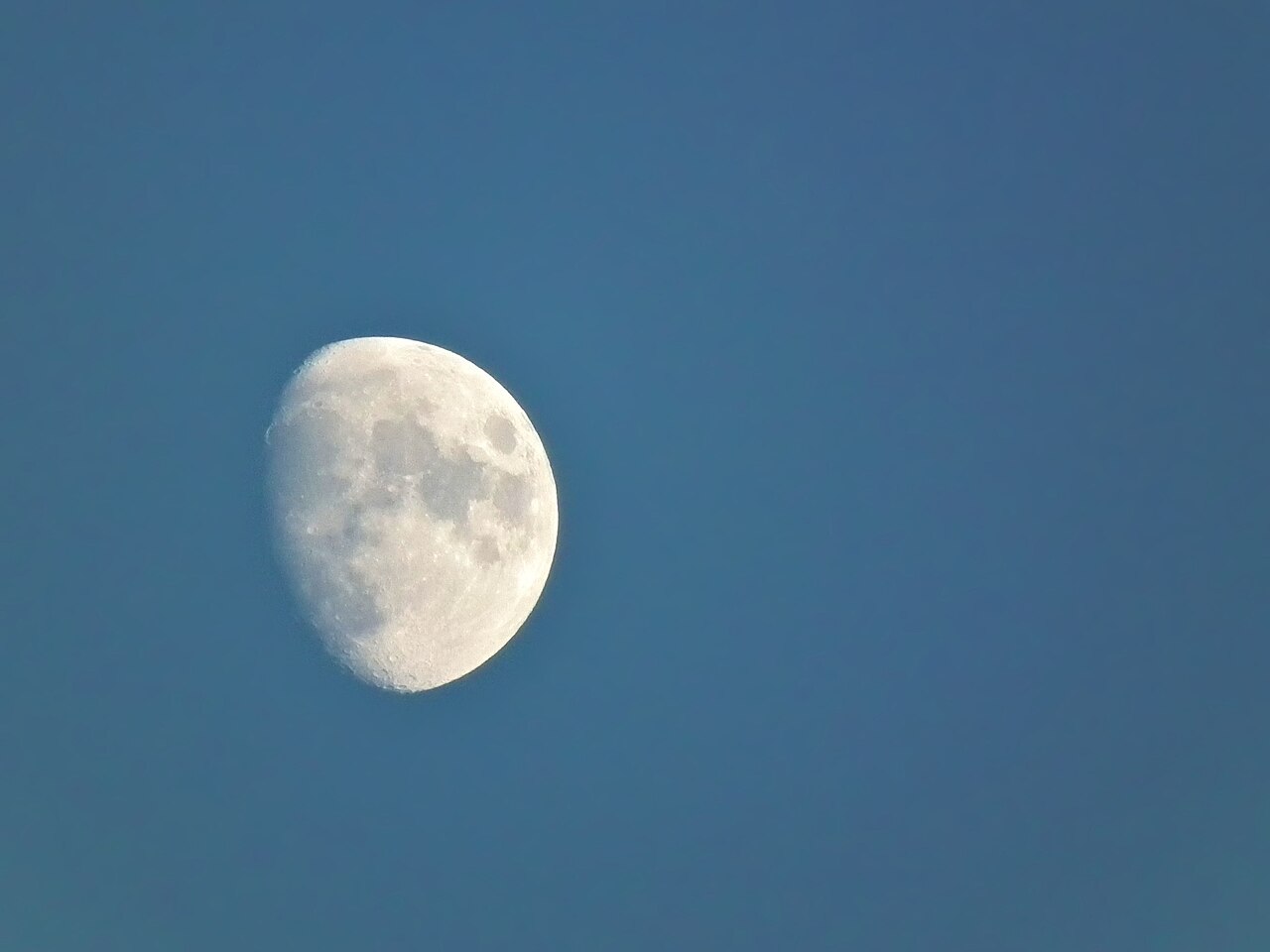 夕方の空に浮かぶ、満月の少し手前の月