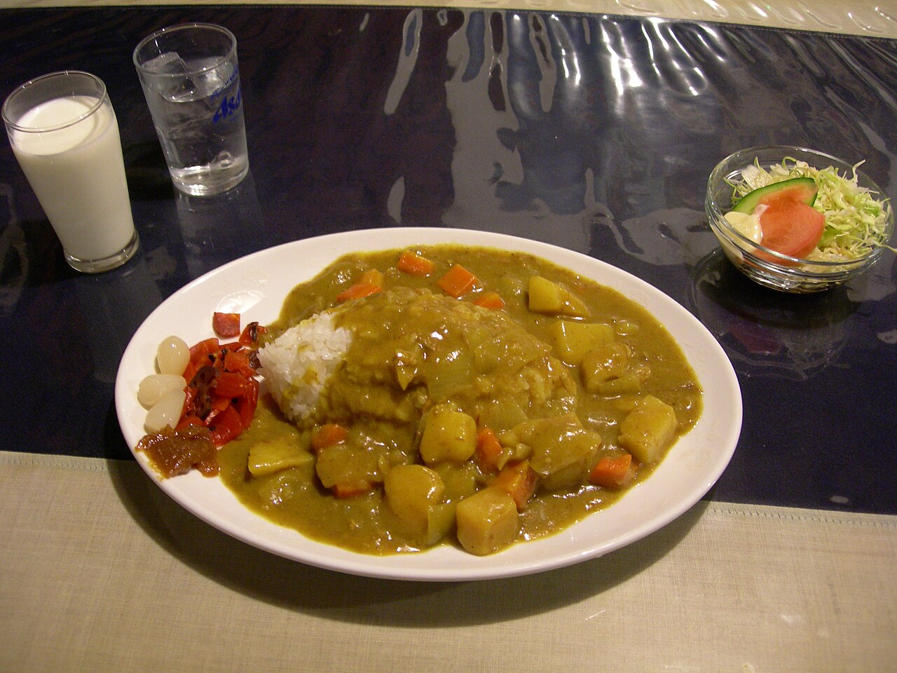 白いごはんにかけたカレーに、サラダと牛乳を添えた横須賀の海軍カレー